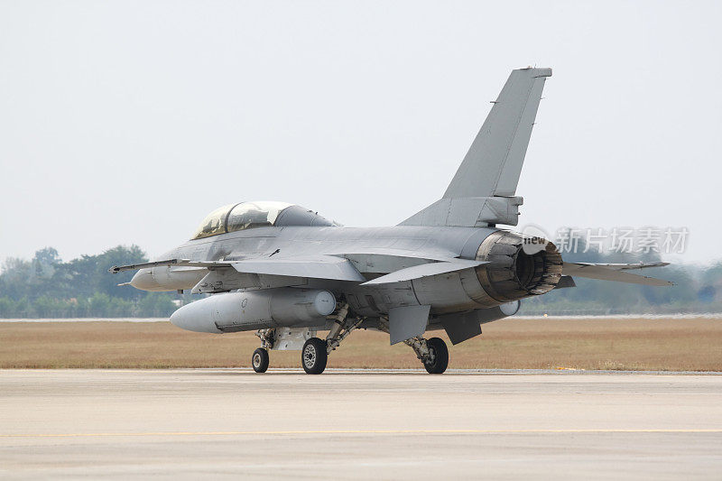 f - 16在跑道上